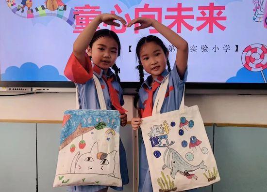 青島市城陽(yáng)區(qū)夏莊街道夏莊小學(xué)開展童心沐黨恩系列慶?；顒?dòng)