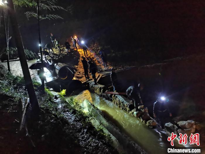 圖為應急搶險隊員連夜對排水設施進行加固?！⊥醣?攝