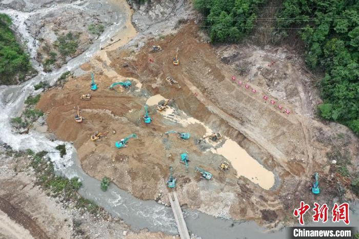 寶興縣新華壅塞體排險現(xiàn)場?！⊥鹾榻?攝