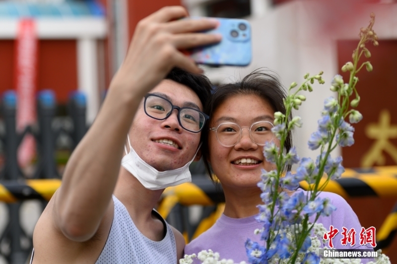 山西太原考生考點合影 紀(jì)念高考結(jié)束