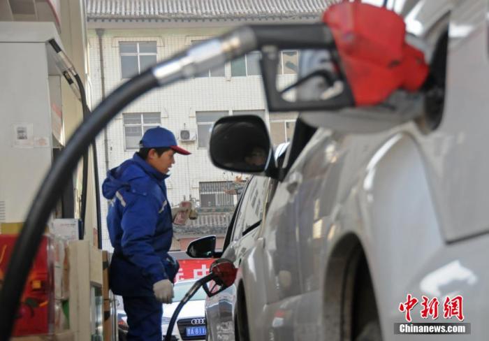 資料圖：汽車加油。<a target='_blank' href='/'>中新社</a>發(fā) 武俊杰 攝