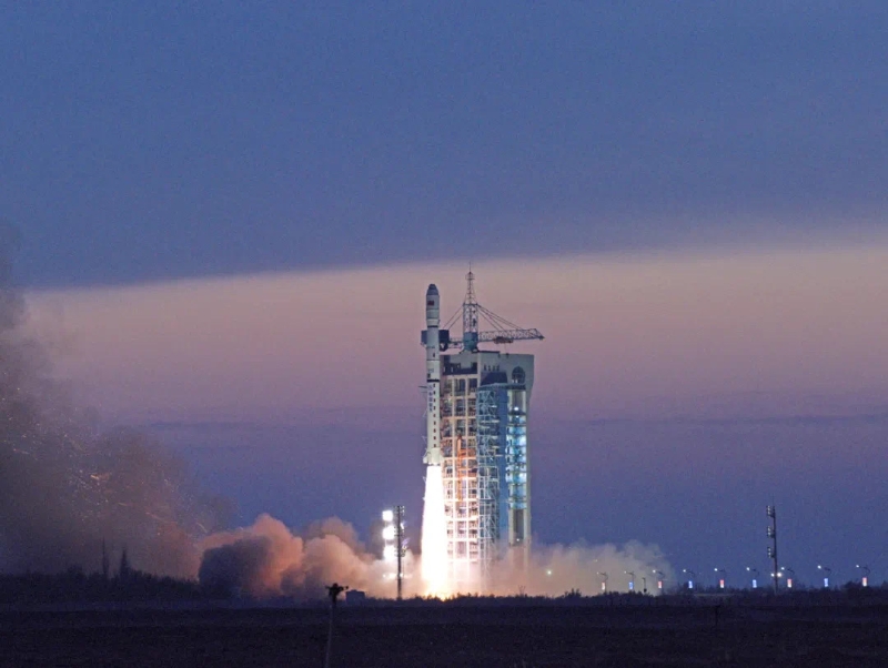 2021年12月10日，長征四號(hào)乙運(yùn)載火箭點(diǎn)火起飛，我國長征系列運(yùn)載火箭迎來了第400次發(fā)射。（圖源：中國航天報(bào)）
