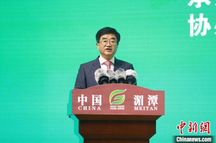 圖為貴州省人大常委會黨組書記、副主任，省農(nóng)村產(chǎn)業(yè)革命茶產(chǎn)業(yè)發(fā)展領(lǐng)導(dǎo)小組組長慕德貴講話?！■暮陚?攝