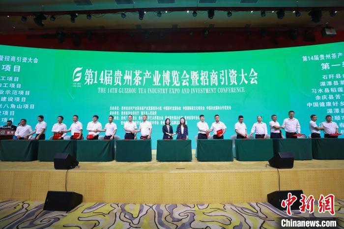 圖為簽約儀式現(xiàn)場?！■暮陚?攝