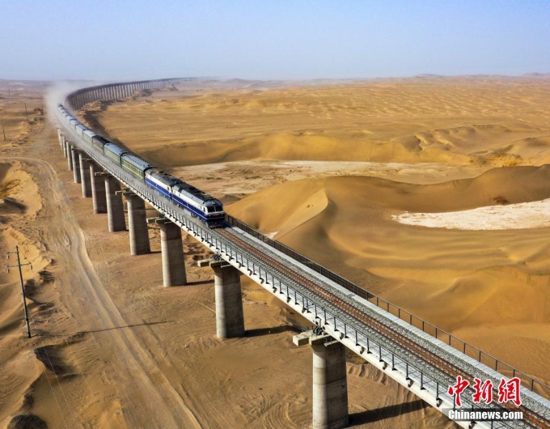 新疆和若鐵路開通運(yùn)營 世界上首個(gè)沙漠鐵路環(huán)線貫通