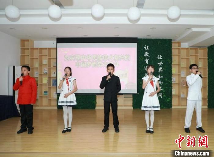 學(xué)生們用詩(shī)歌朗誦的形式展現(xiàn)“黃埔精神課程化”的學(xué)習(xí)成果。　鐘黃 攝