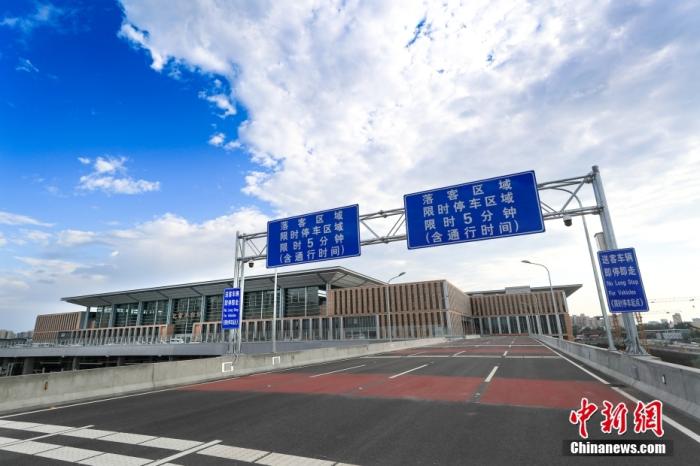 資料圖:北京豐臺(tái)站東側(cè)落客平臺(tái)接駁道路 <a target='_blank' href='/'>中新社</a>記者 賈天勇 攝