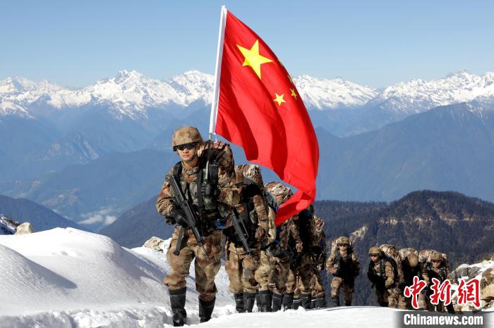 圖為巡邏官兵穿越雪山峽谷?！●R軍 攝