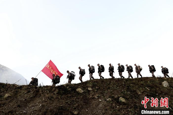 圖為官兵執(zhí)行巡邏執(zhí)勤任務(wù)。　馬軍 攝