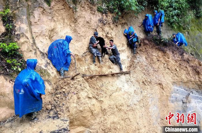 圖為巡邏官兵通過塌方區(qū)?！●R軍 攝