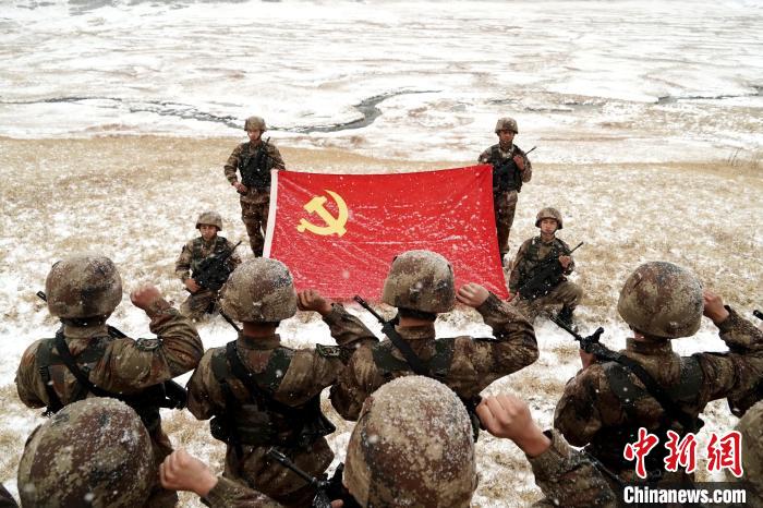 圖為官兵宣誓?！羌液?攝