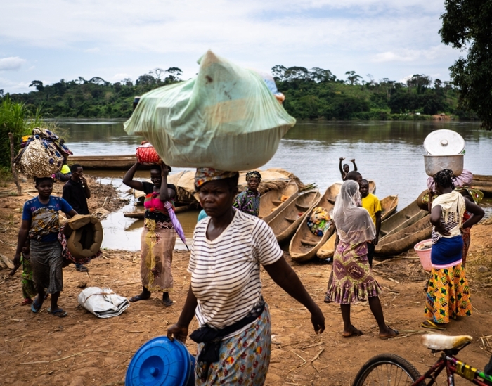 2021年10月8日在中非共和國東南部城市班加蘇拍攝的逃難的人。（圖源：新華社）