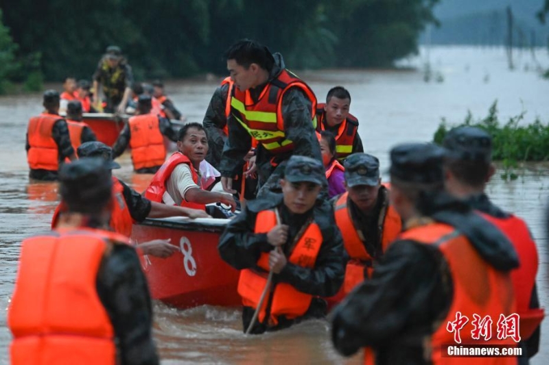 廣東韶關(guān)遭洪水襲擊 居民撤離防災避險