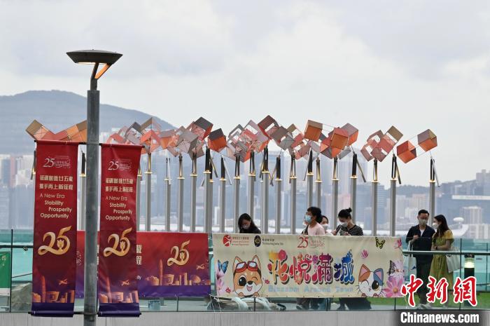 金鐘添馬公園的慶回歸25周年裝飾?！±钪救A 攝