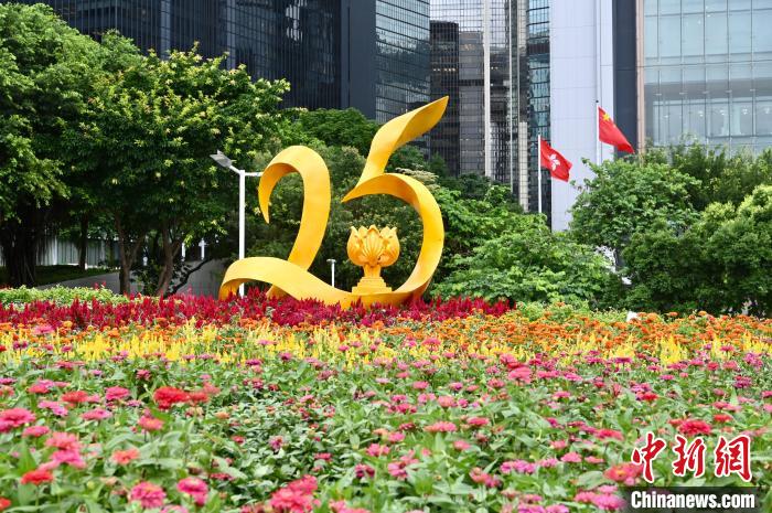 金鐘添馬公園的慶回歸25周年裝飾?！±钪救A 攝