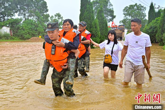 武警江西總隊機(jī)動支隊官兵奔赴江西景德鎮(zhèn)市樂平市樂港鎮(zhèn)救助轉(zhuǎn)移受災(zāi)群眾?！∨矶?攝