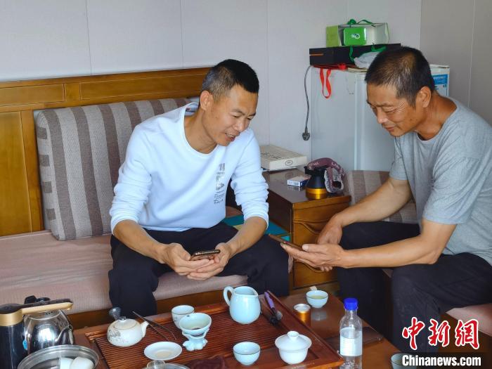 漁民利用5G的高速網(wǎng)絡(luò)觀看娛樂視頻。　吳允杰 攝