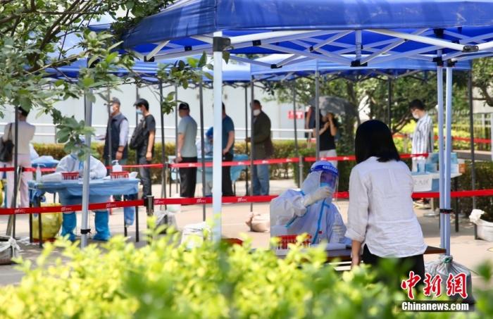 資料圖：6月10日，民眾在核酸檢測點進行核酸檢測。<a target='_blank' href='/'>中新社</a>記者 易海菲 攝