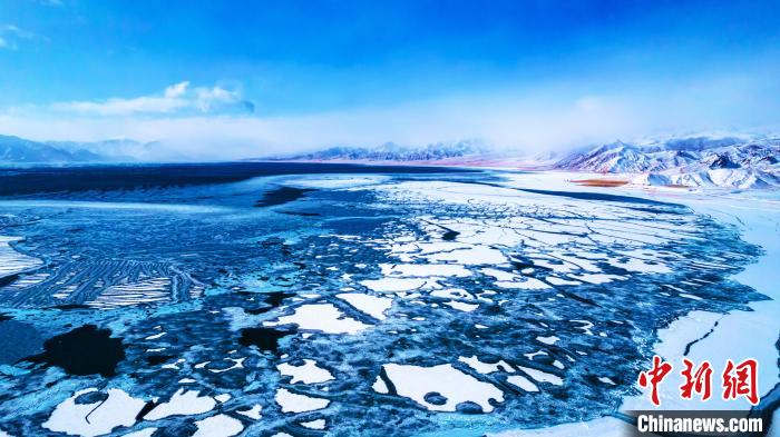 圖為無(wú)人機(jī)航拍冬日黃河源頭湖泊。　果洛州瑪多縣委宣傳部 供圖