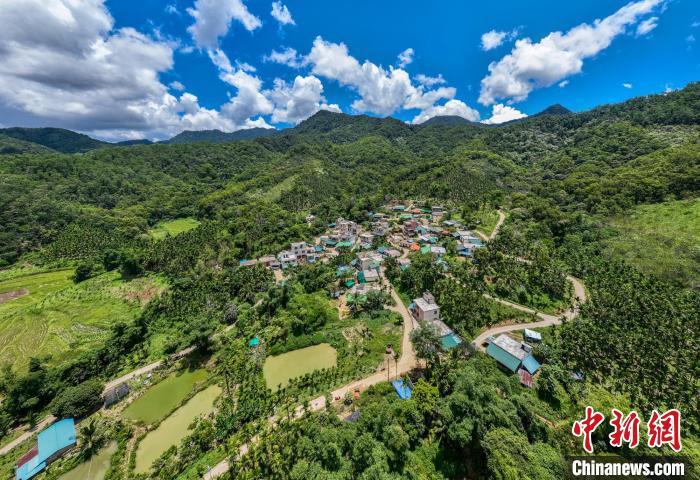 圖為航拍海南省保亭黎族苗族自治縣什玲鎮(zhèn)什東村被大山環(huán)抱?！●樤骑w 攝