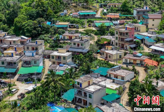 圖為航拍海南省保亭黎族苗族自治縣什玲鎮(zhèn)什東村依山而建的民房?！●樤骑w 攝