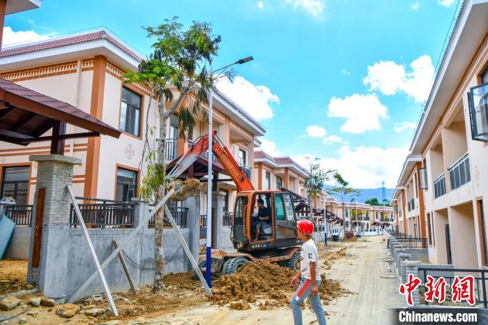 圖為海南省保亭黎族苗族自治縣什玲鎮(zhèn)(水賢村、什東村)生態(tài)搬遷安置區(qū)項(xiàng)目施工現(xiàn)場(chǎng)?！●樤骑w 攝