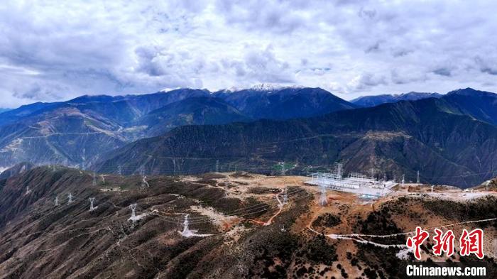 蘇洼龍水電站500千伏送出工程接入巴塘500千伏變電站?！⑾驸C 攝