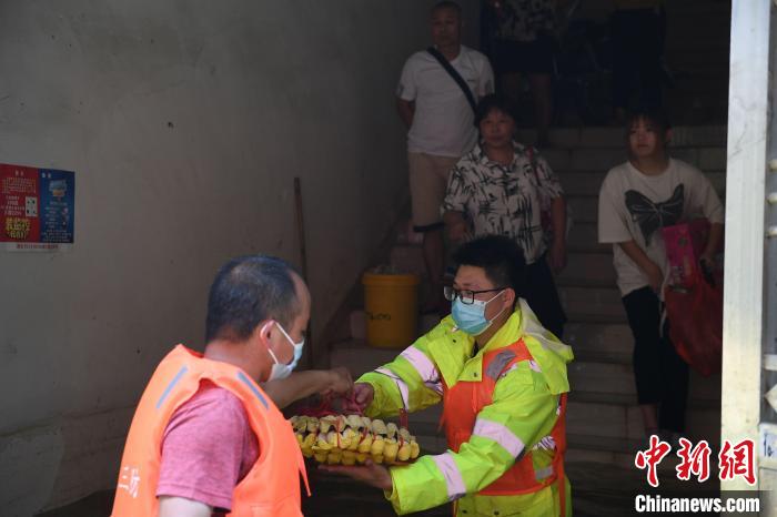 6月22日，廣東清遠英德，救援人員在大站鎮(zhèn)為居民送物資?！￡惓t 攝