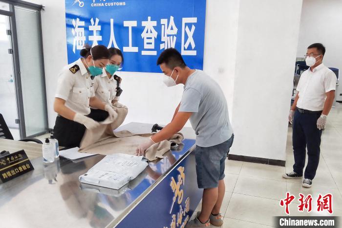 海關(guān)查驗(yàn)現(xiàn)場?！°y川海關(guān)供圖