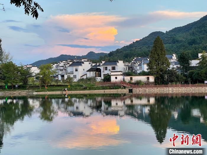 黃山市風(fēng)光圖。　成展鵬 攝