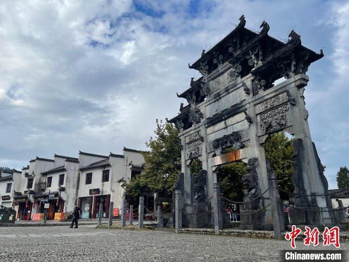 黃山市風(fēng)光圖。　成展鵬 攝