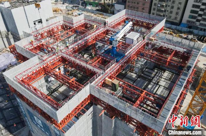 廣州保利大源村項(xiàng)目7、8號(hào)樓主體結(jié)構(gòu)封頂 彭初 攝
