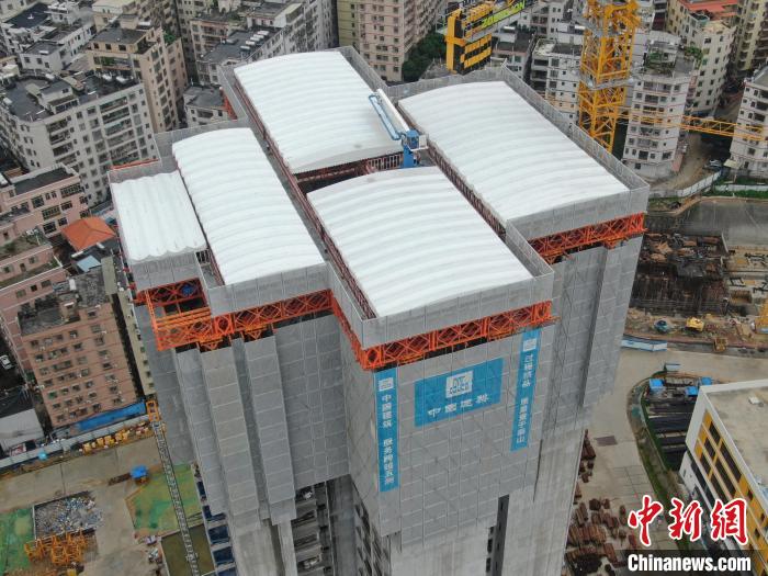 廣州保利大源村項(xiàng)目7、8號(hào)樓主體結(jié)構(gòu)封頂 彭初 攝