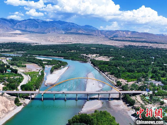 航拍貴德縣黃河岸畔綠意盎然?！●R銘言 攝