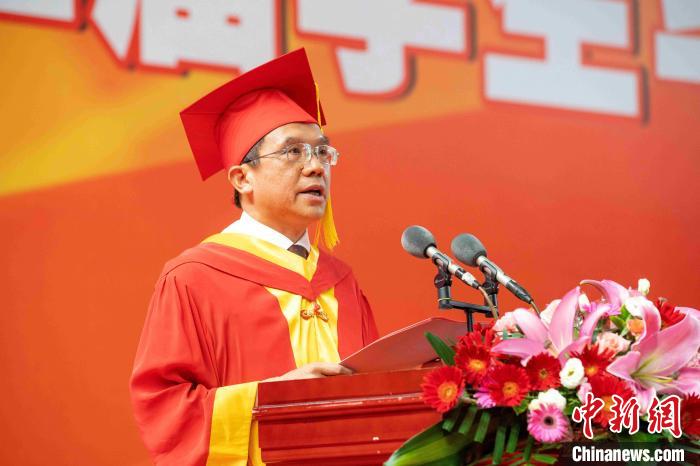 集大校長李清彪教授致辭?！⒔鹄?攝