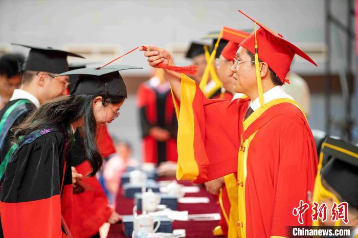 學(xué)位授予儀式?！⒔鹄?攝
