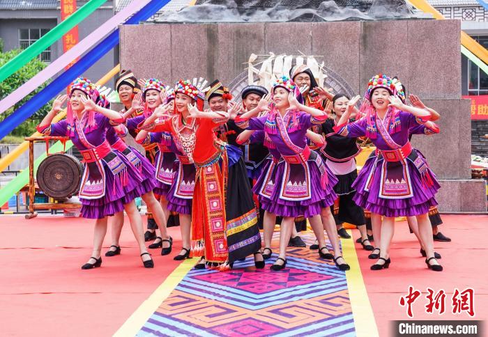 圖為民族文化展演?！￡惞谘?攝