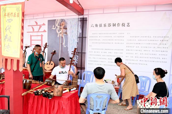 在福音展區(qū)，民眾體驗樂器?！埥鸫?攝