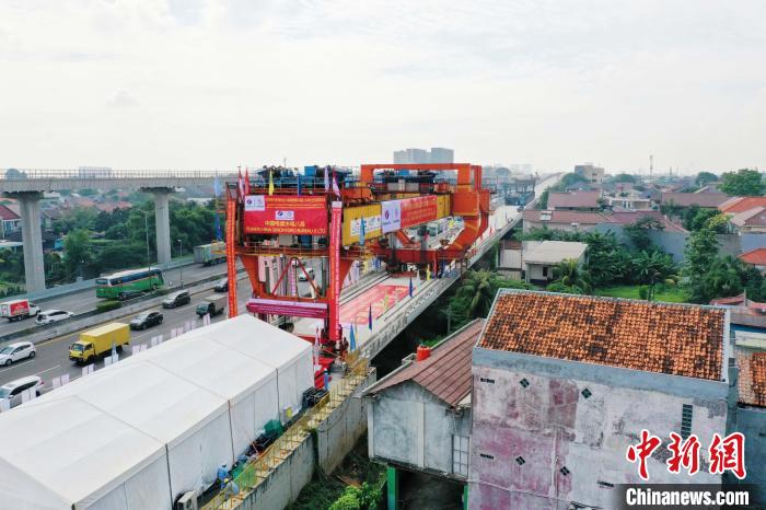 圖為最后一榀箱梁架設(shè)?！√哲?攝
