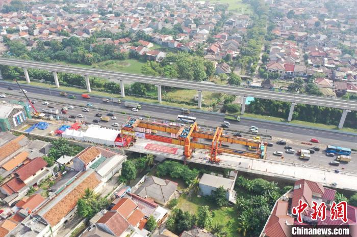 圖為最后一榀箱梁架設(shè)。(無(wú)人機(jī)照片) 陶塬羽 攝