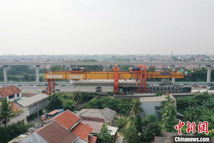 圖為最后一榀箱梁架設(shè)。(無(wú)人機(jī)照片) 陶塬羽 攝