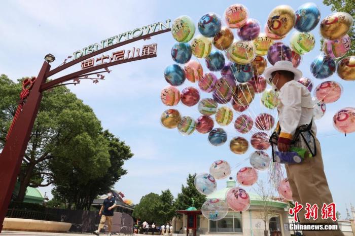 資料圖：上海迪士尼小鎮(zhèn)恢復(fù)運(yùn)營(yíng)。 張亨偉 攝