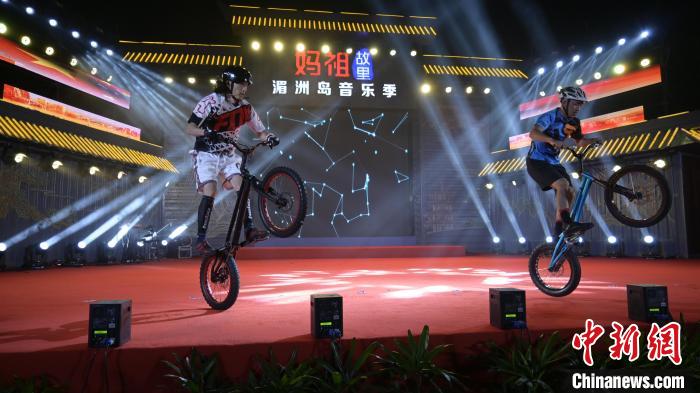 精彩的雜技表演。　許雙萍 攝