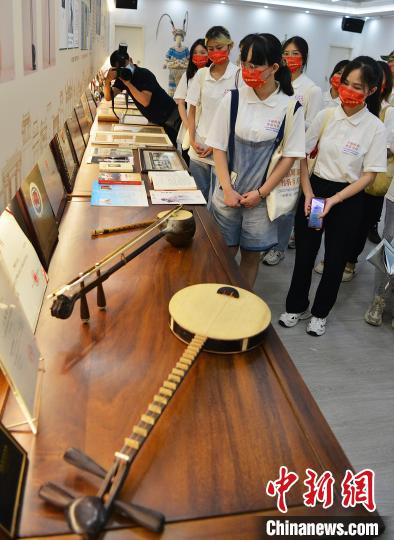 圖為參加研學(xué)體驗(yàn)營的學(xué)生在福建省實(shí)驗(yàn)閩劇院參觀?！埍?攝