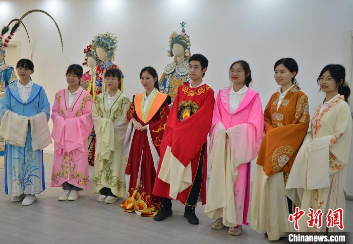 圖為穿著閩劇戲服的研學(xué)體驗(yàn)營學(xué)生在拍照留念。　張斌 攝