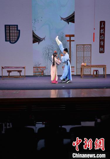 圖為研學(xué)體驗(yàn)營的學(xué)生在觀看閩劇《荔枝換絳桃》?！埍?攝