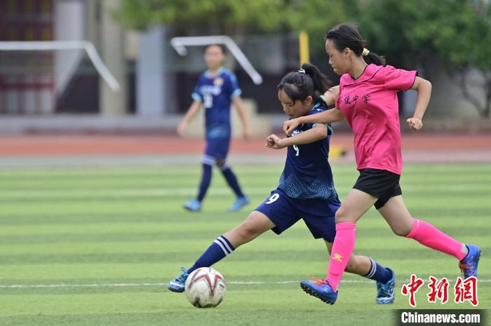 學(xué)生在貴州省從江縣第一民族中學(xué)進(jìn)行足球比賽?！堑萝?攝