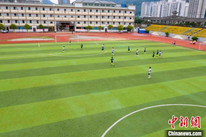 學(xué)生在貴州省從江縣第一民族中學(xué)進(jìn)行足球比賽。　吳德軍 攝