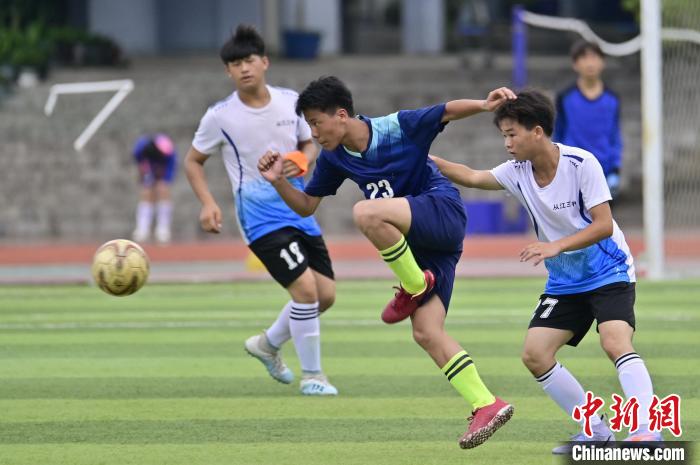 學(xué)生在貴州省從江縣第一民族中學(xué)進(jìn)行足球比賽?！堑萝?攝