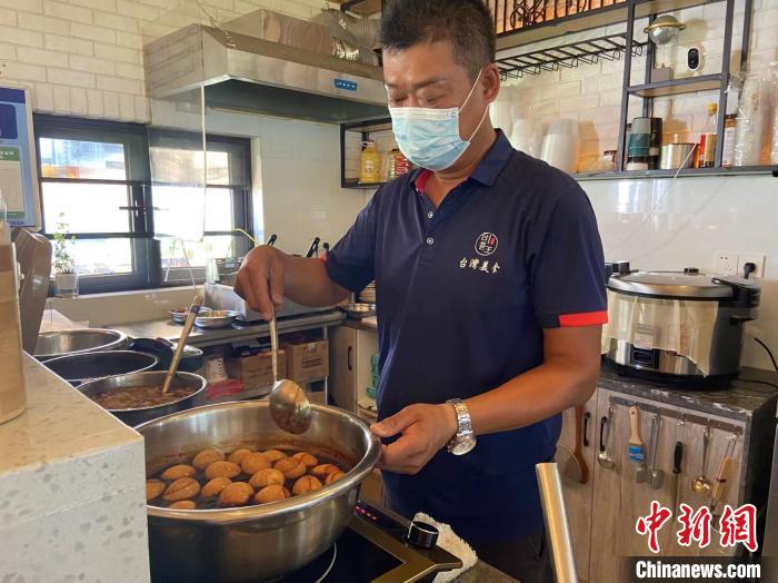 葉俊維為客人上餐。　林波 攝